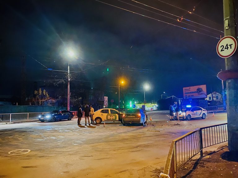 У Франківську водій служби таксі Bolt вчинив ДТП (ФОТО)