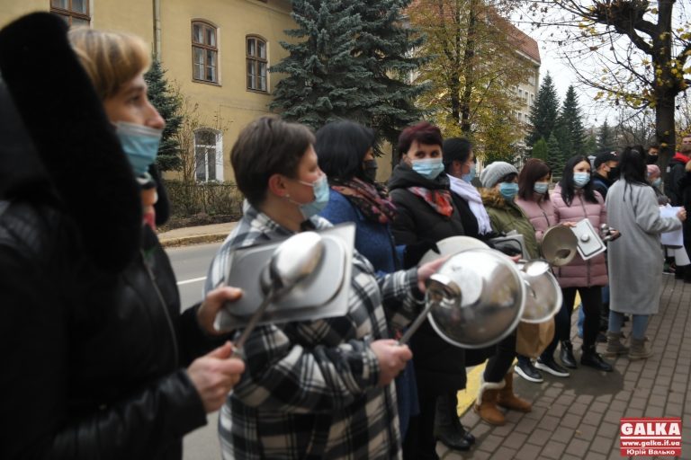 «Маєм право працювати!»: франківські ресторатори з посудом протестують під стінами поліції (ФОТО, ВІДЕО)