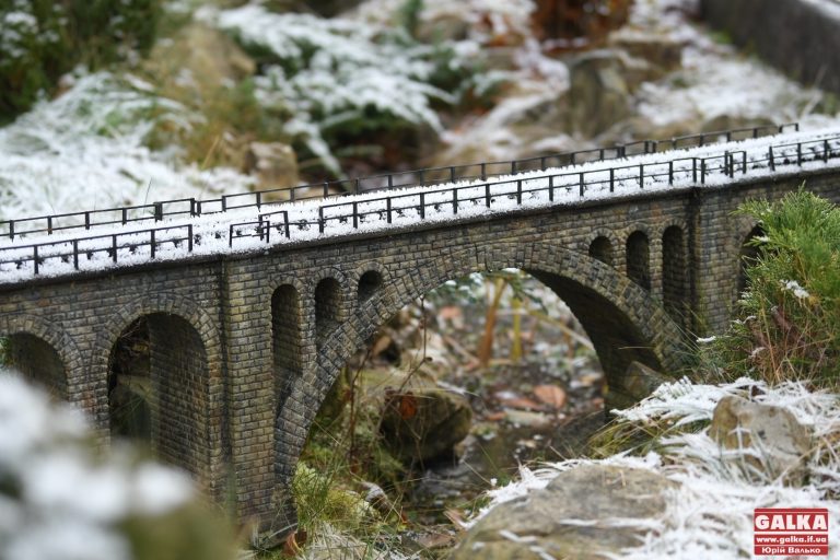 Краса просто неба: засніжені експонати в парку-музеї «Карпати в мініатюрі» (ФОТОРЕПОРТАЖ)