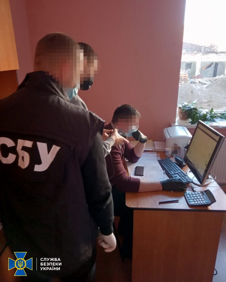 Наживалися на дітях: СБУ викрила прикарпатських освітян, котрі брали “відкати” за неякісне обладнання для школярів (ФОТО)
