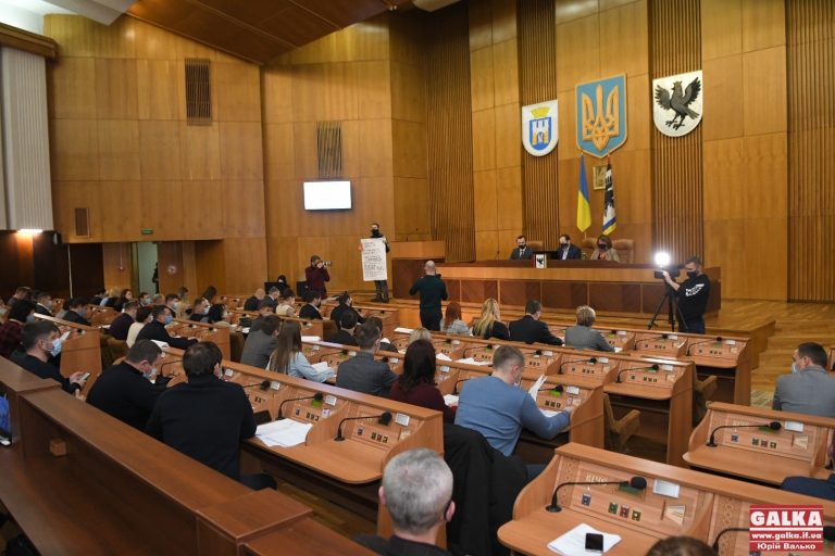 Позачергова сесія міськради: які питання вирішували франківські депутати (ФОТОРЕПОРТАЖ)