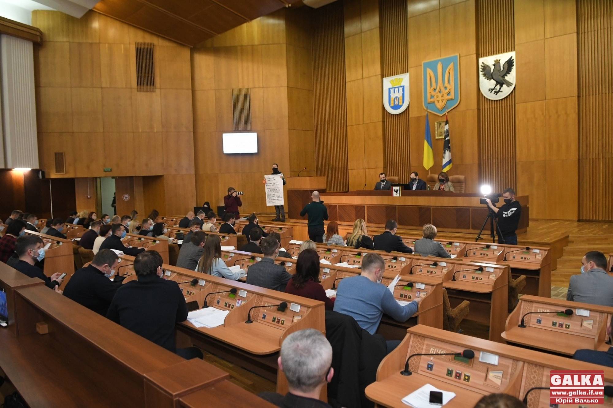 Позачергова сесія міськради: які питання вирішували франківські депутати (ФОТОРЕПОРТАЖ)