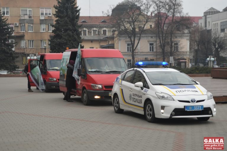 На запчастини тільки машини: у Франківську автопробігом привертають увагу до проблеми рабства (ФОТО)