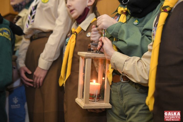 Депутатам міськради принесли Вифлеємський вогонь (ФОТО)