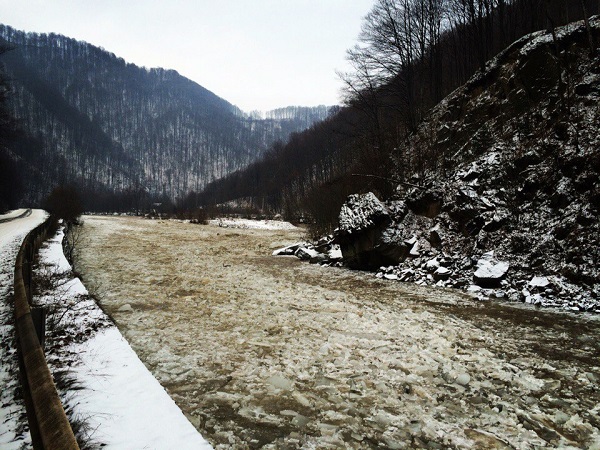 На Чорному Черемоші – льодохід. У мережі показали вражаюче відео 