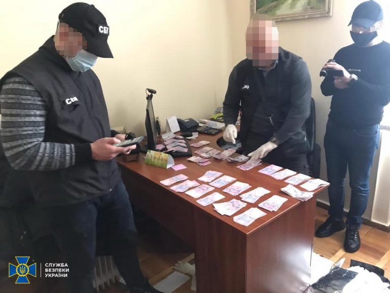 Брала хабарі з премій колег: в СБУ розповіли причину обшуків у редакції франківської телерадіокомпанії (ФОТО)