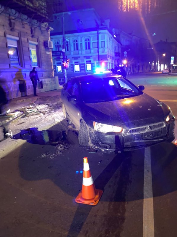 Удосвіта у центрі Франківська п’яний водій зніс ящик з піском (ФОТО)