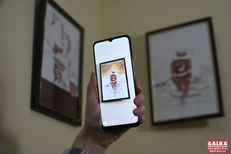 «Відтінки марсали»: у Франківську презентували виставку «живих» картин (ФОТО)