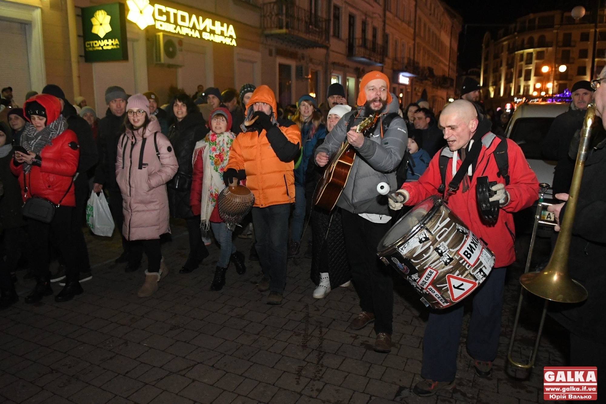 Десятки людей зібралися для гучної і яскравої коляди у центрі Івано-Франківська (ФОТО, ВІДЕО)