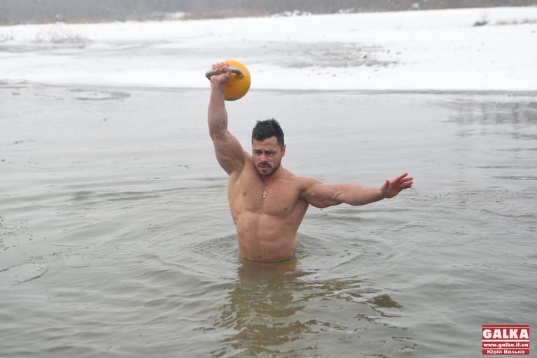 Франківці встановлювали рекорд з підіймання гирі у крижаній воді (ФОТО, ВІДЕО)