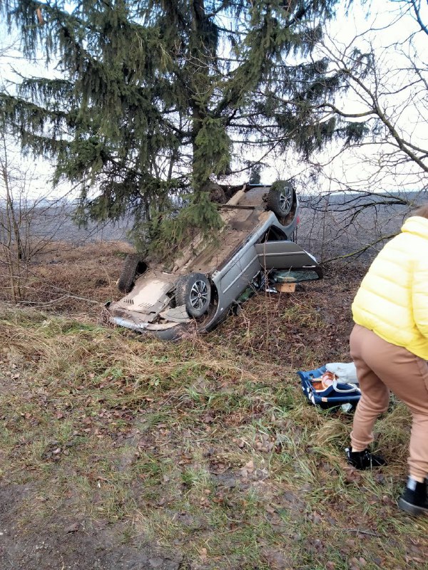 На Городенківщині автомобіль з маленькою дитиною злетів у кювет і перекинувся на дах (ФОТОФАКТ)