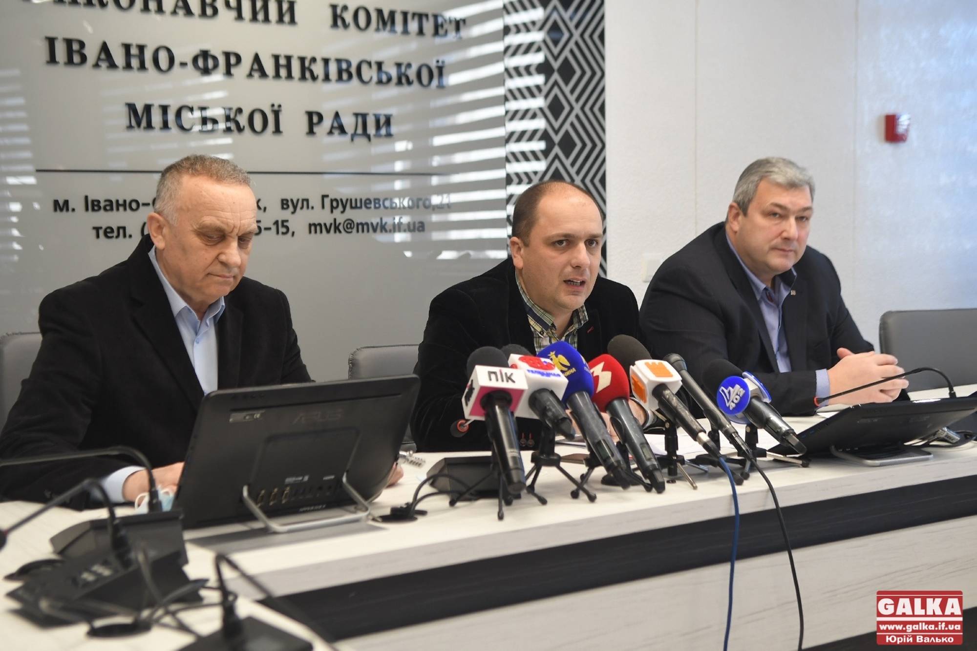 У райрад Прикарпаття фінансові труднощі: скликають спільну сесію на морозі (ФОТО)