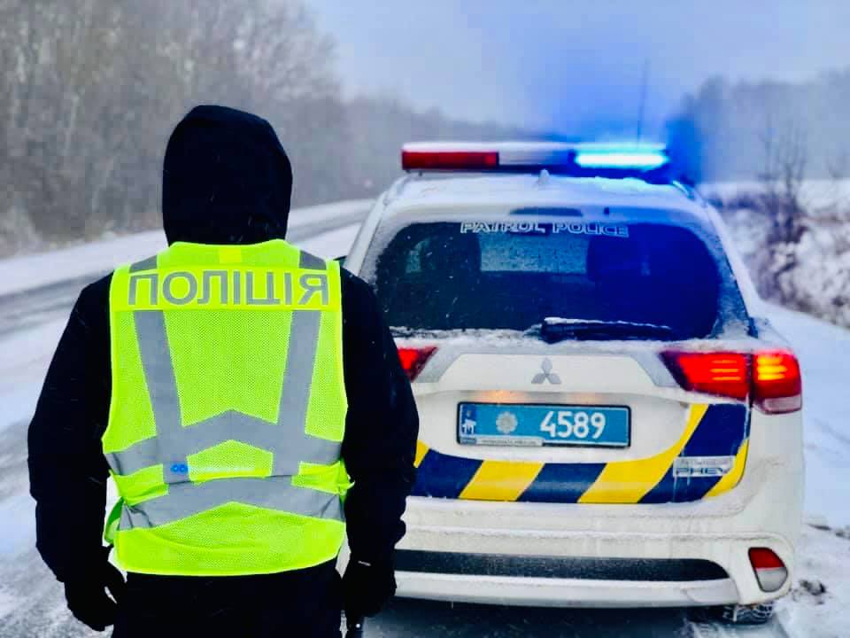 Дорогами Р-20 та Р-24 на Прикарпатті все ще не проїхати – поліція