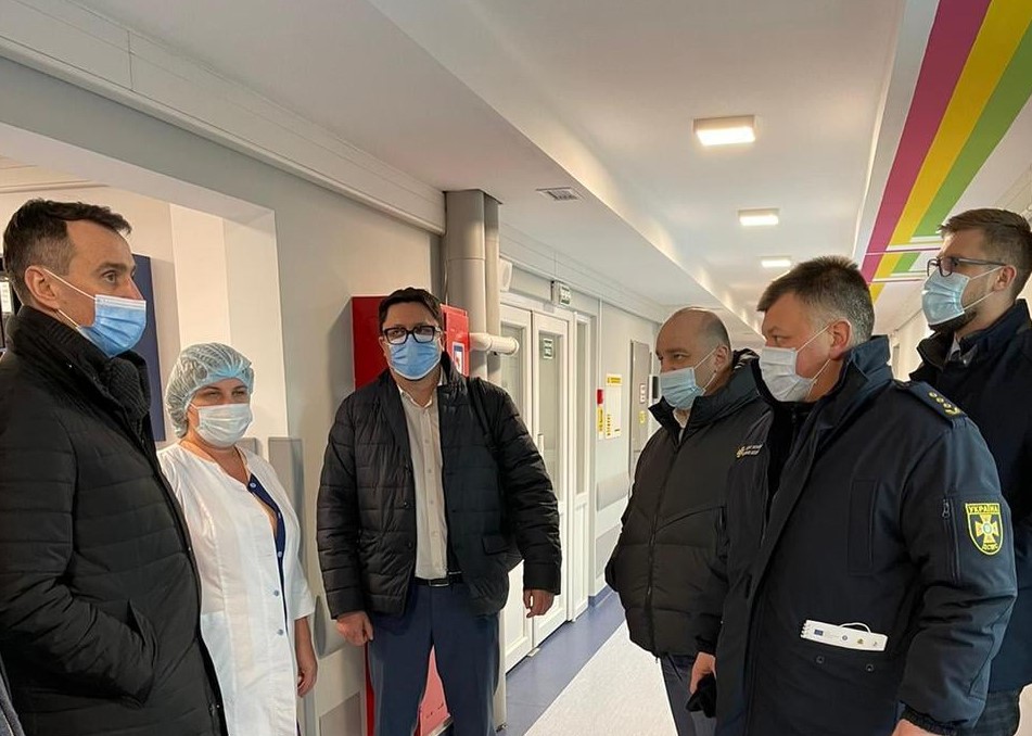 У Франківську посадовці на чолі з Ляшком і Бойчуком перевірили лікарні: розгортатимуть додаткові ліжка (ФОТО)