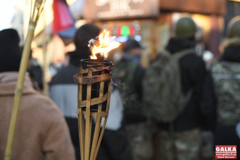 Зі смолоскипами та щитами: хода пам’яті Небесної сотні пройшла Івано-Франківськом (ФОТОРЕПОРТАЖ)