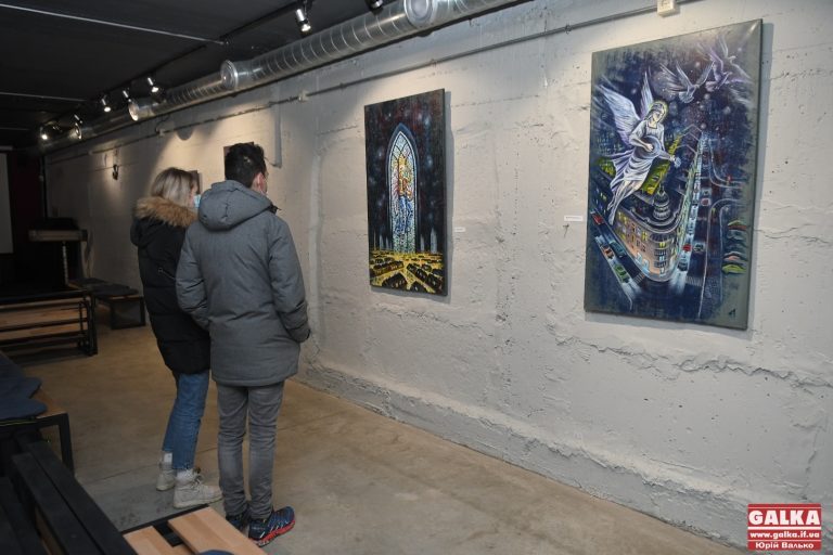 Для тих, хто дивиться під ноги: художник показав франківцям красу архітектури міста (ФОТО)