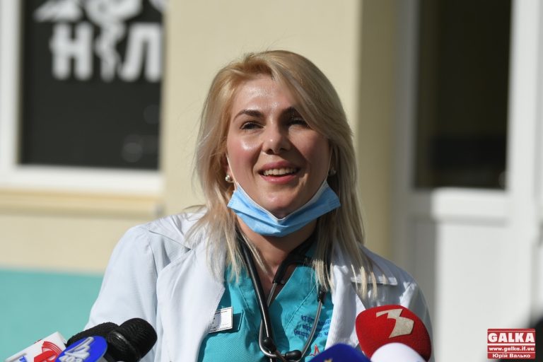 Першою на Прикарпатті вакцину від COVID-19 отримала надвірнянська лікарка (ФОТО)