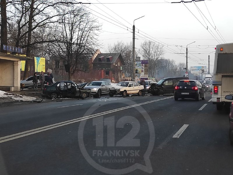 В’їзд у Франківськ зі сторони Львова заблокований – масова автотроща (ВІДЕО, ОНОВЛЕНО)