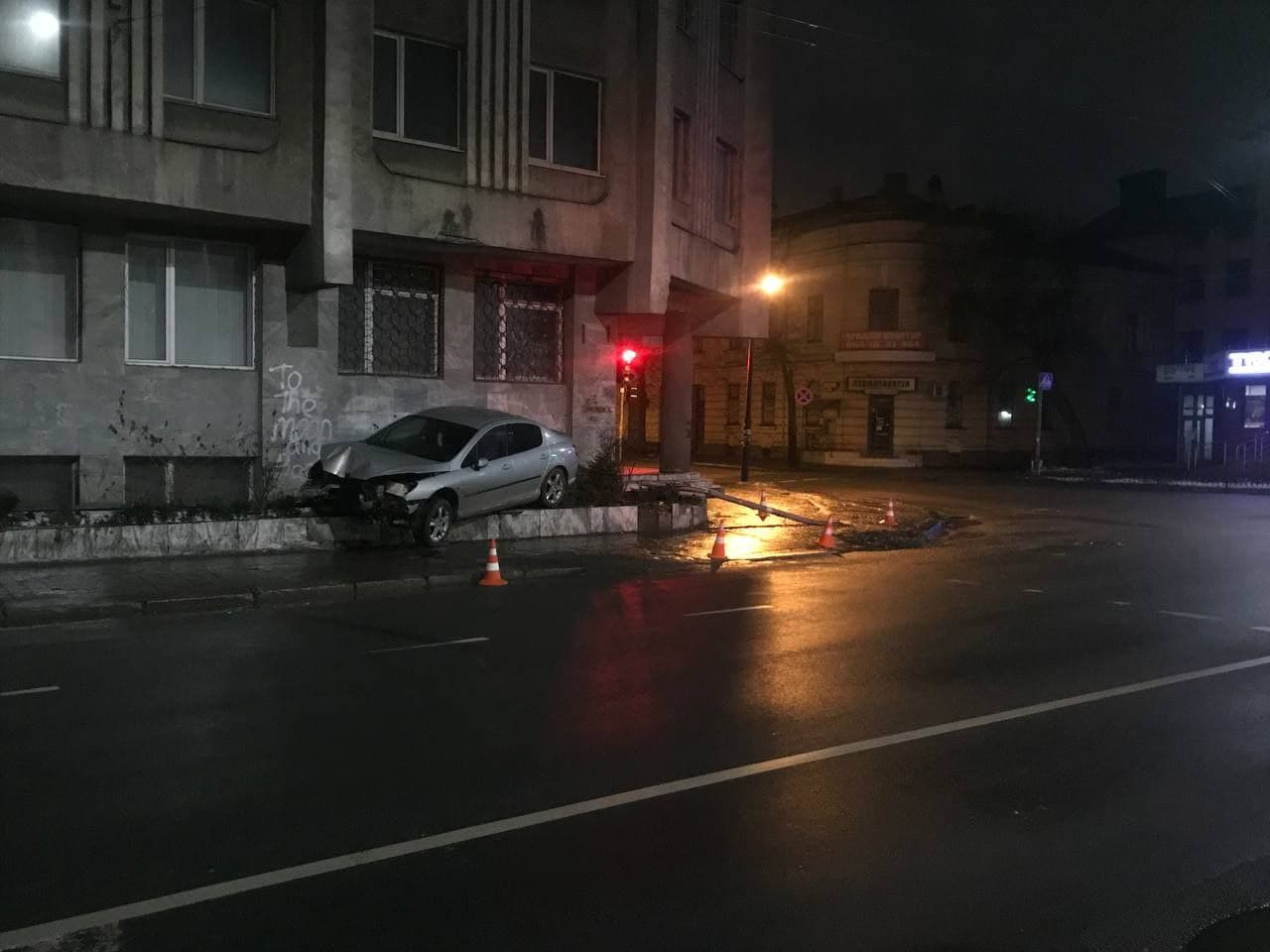 На Гаркуші авто “влетіло” в клумбу (ФОТО)
