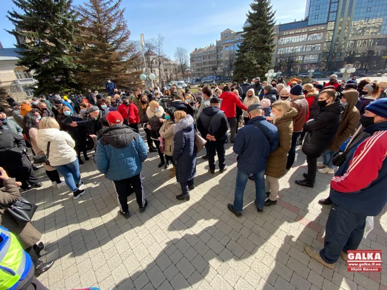 Понад сотню підприємців Франківщини під стінами ОДА вимагають дозволу працювати (ФОТО, ВІДЕО)