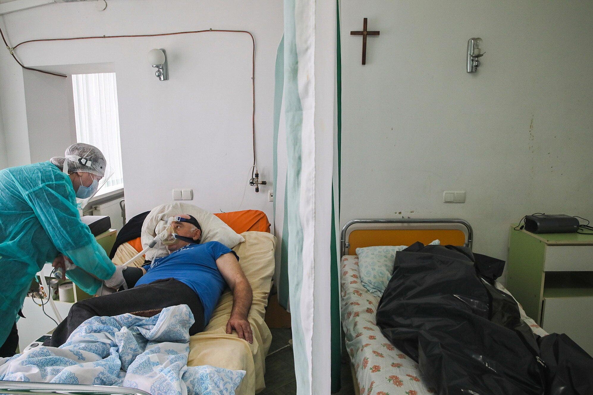 Живих від мертвих відмежовує фіранка: світлина дня з Коломийської лікарні (ФОТО)
