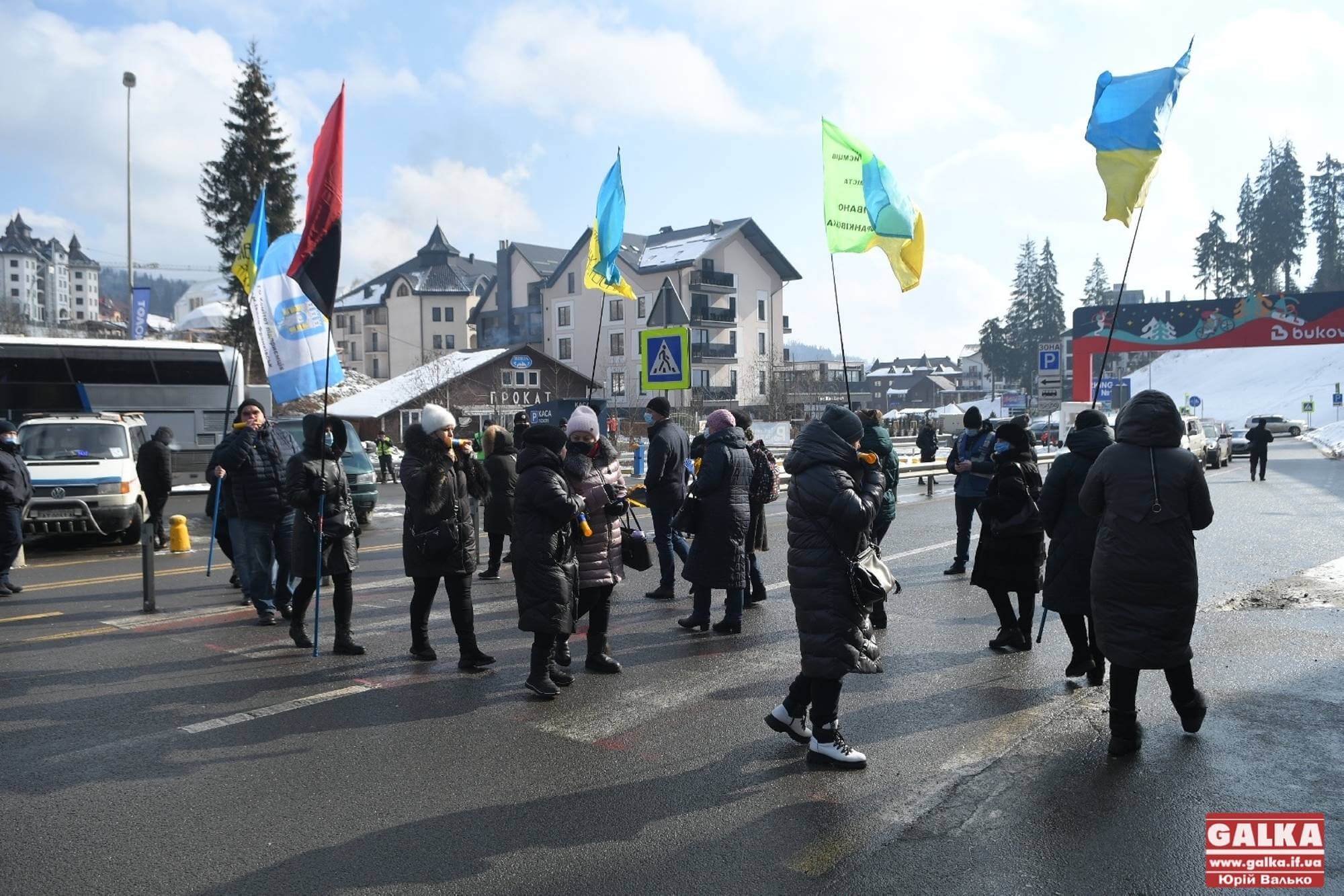 Прикарпатські підприємці перекрили дорогу на “Буковель” – вимагають закрити курорт (ФОТО, ВІДЕО)