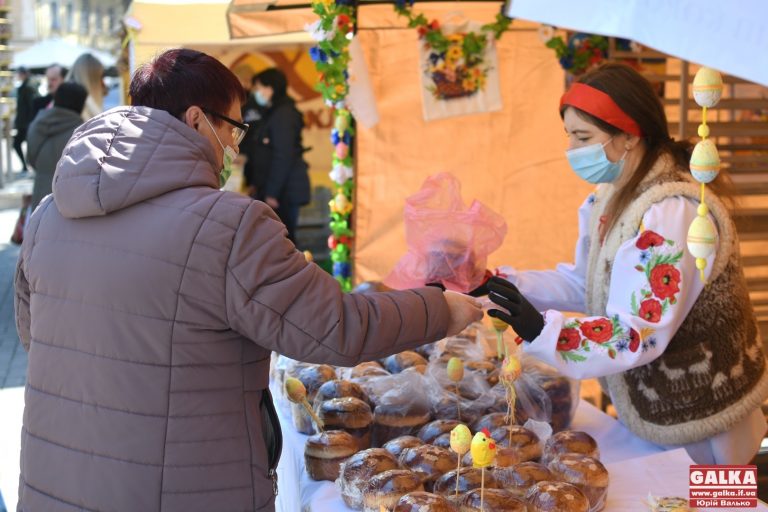 Від сиру до вишиванки: під Ратушею запрацював Великодній ярмарок (ФОТОРЕПОРТАЖ)