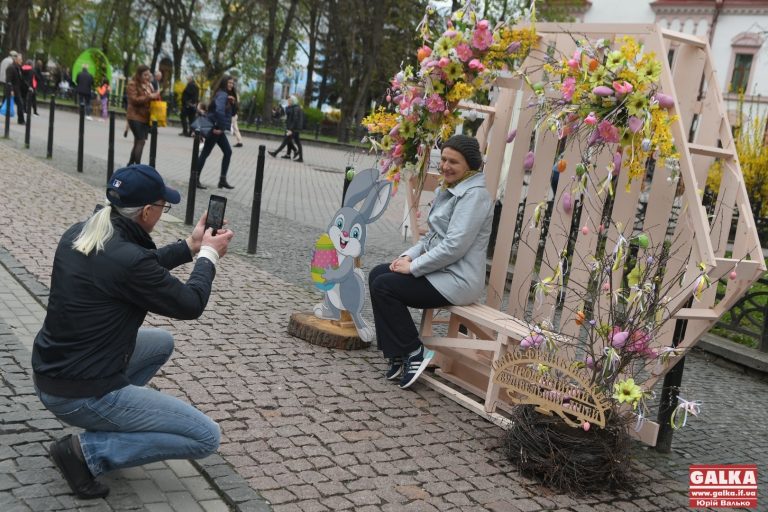 Квіти, кролики та яйця: у центрі Франківська облаштували фотозону до Великодня (ФОТО)