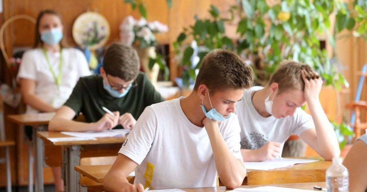 До уваги прикарпатців: випускників 11 класу звільнили від ДПА
