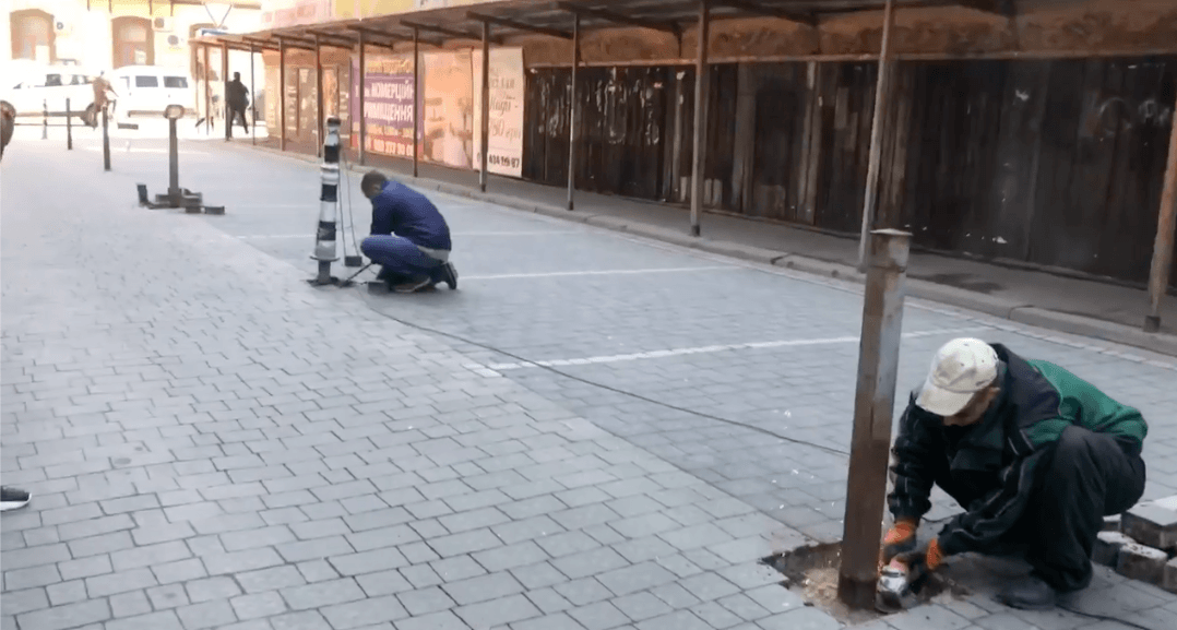 Біля готелю “Дністер” зі штовханиною зрізали металеві стовпці на парковці (ВІДЕО)