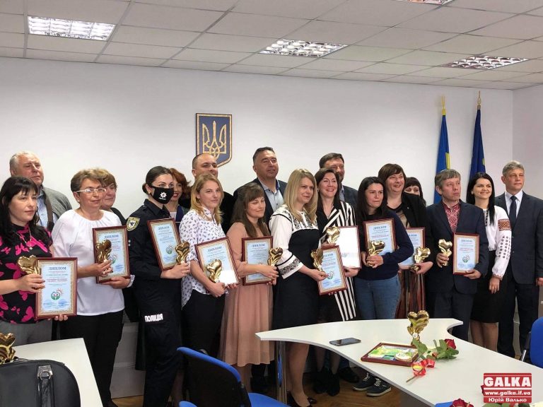 «Серце віддаю дітям»: у Франківську відзначили найкращих піклувальників про дітей та опікунів району (ФОТО)