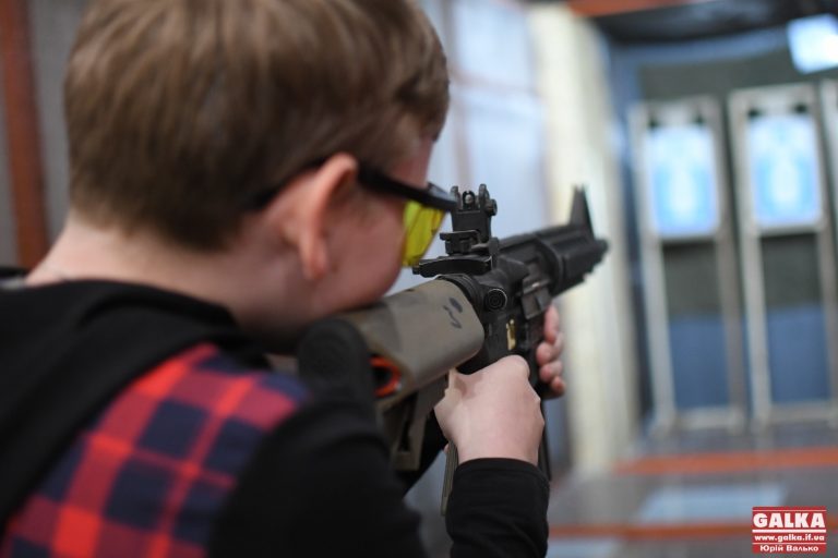 Зброя та домедична допомога: юним франківцям розповіли про роботу в поліції (ФОТОРЕПОРТАЖ)