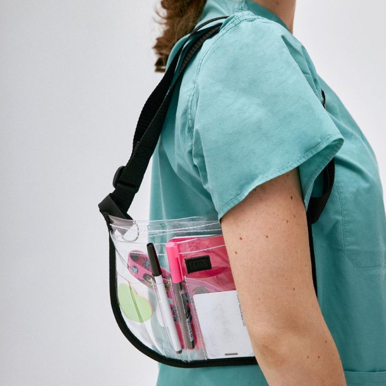 Не лише аксесуар: франківка створила функціональні сумки для медиків, і не тільки (ФОТО)