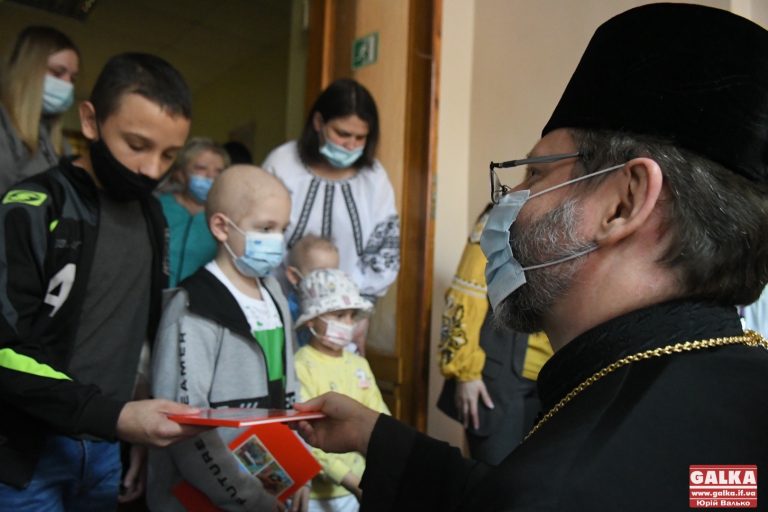 Приїхав помолитися за діточок, які хворіють – Глава УГКЦ Святослав у Франківській обласній дитячій лікарні (ФОТО, ВІДЕО)