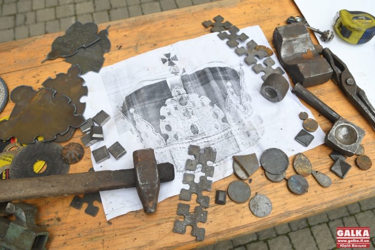 Подарунок на День міста: в університеті Короля Данила кують корону монарха (ФОТО)