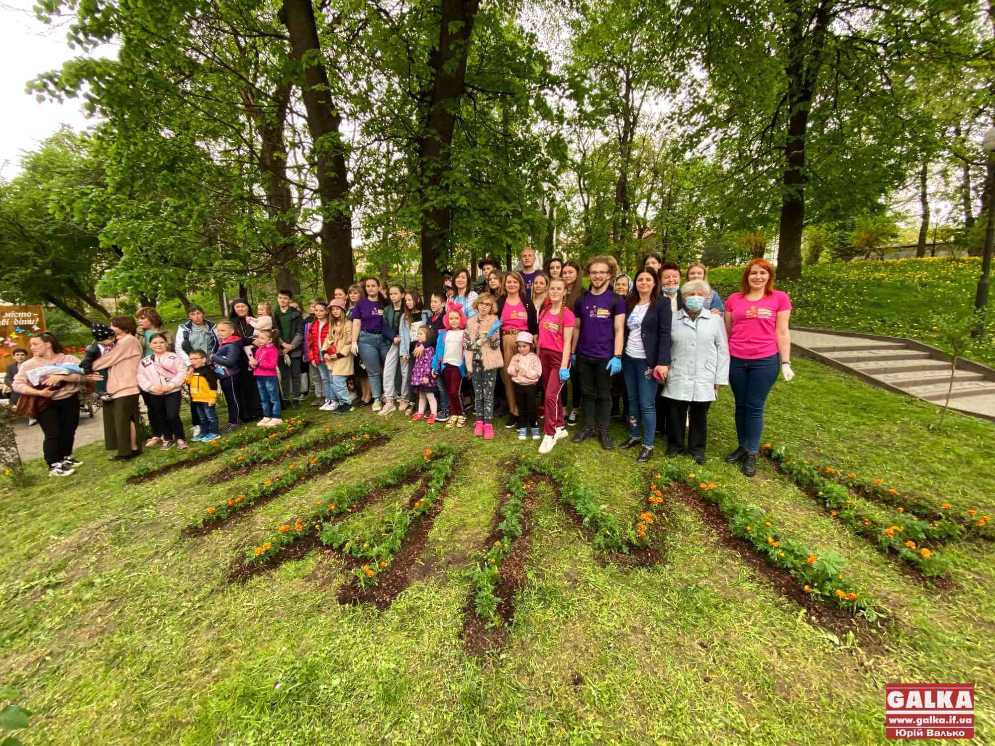 “Мама”: нову квіткову композицію створили франківці на Валах (ФОТОРЕПОРТАЖ)