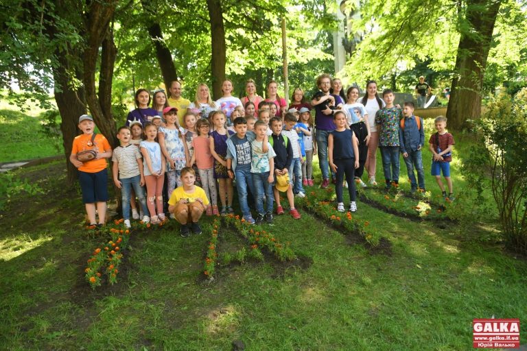 До “мами” додався “тато”: у сквері на “Валах” висадили квіткову композицію до Дня батька (ФОТО)