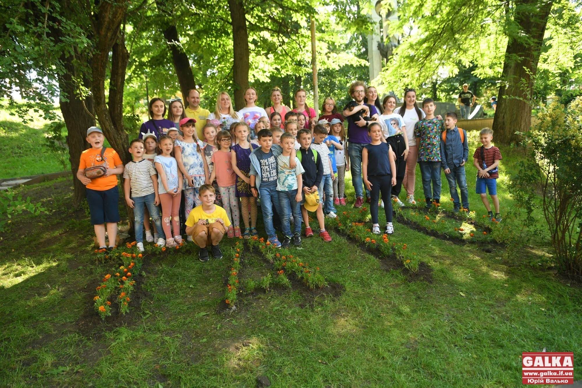 До “мами” додався “тато”: у сквері на “Валах” висадили квіткову композицію до Дня батька (ФОТО)