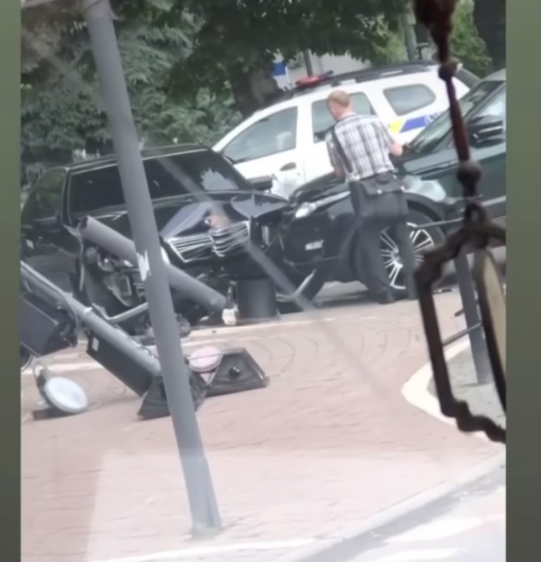 Тікав від поліції: у центрі Франківська водій зніс світлофор та заїхав в іншу машину (ФОТО, ВІДЕО)