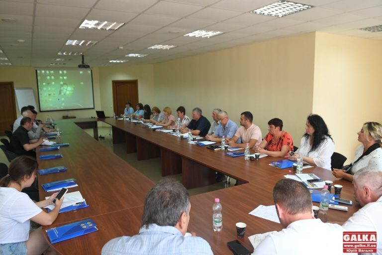 «Об’єднатись та допомогти»: у Франківську думали, як соціалізувати людей з інвалідністю (ФОТО)