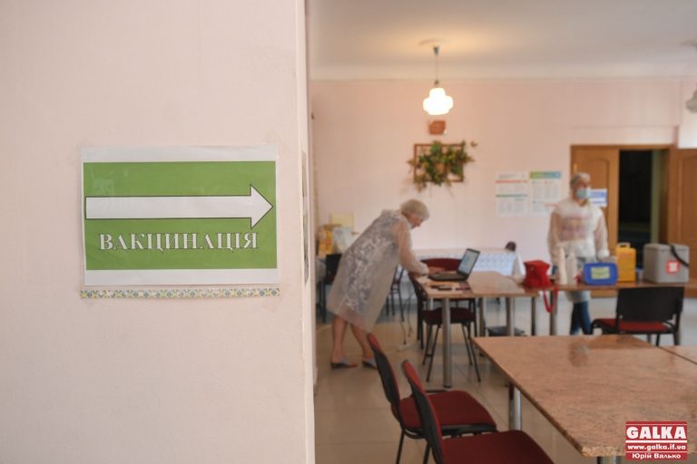 Як працюватимуть центри масової вакцинації Прикарпаття на новорічні свята