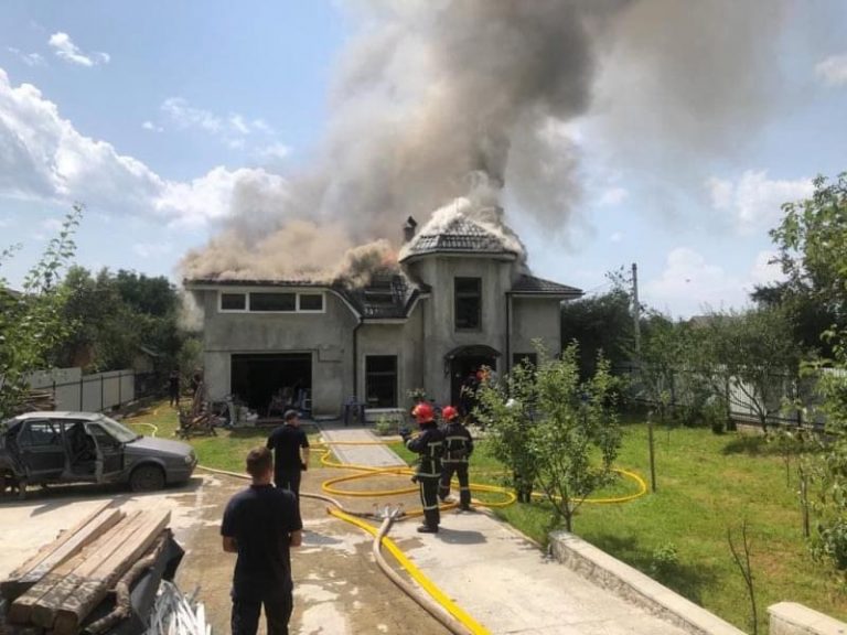 У будинку, на який впав літак, були жінка та двоє дітей