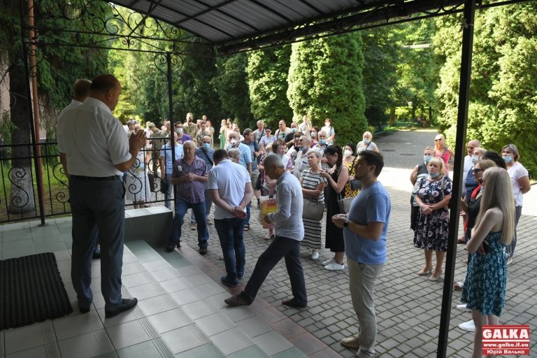 З чергою і сварками: на Мазепи запрацював центр вакцинації (ФОТО)