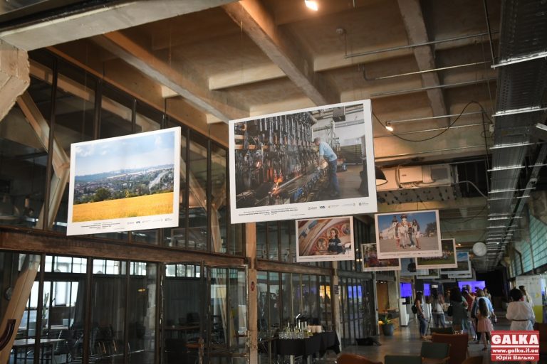 “Обличчя нових громад” – франківцям показали виставку світлин про децентралізацію (ФОТО)