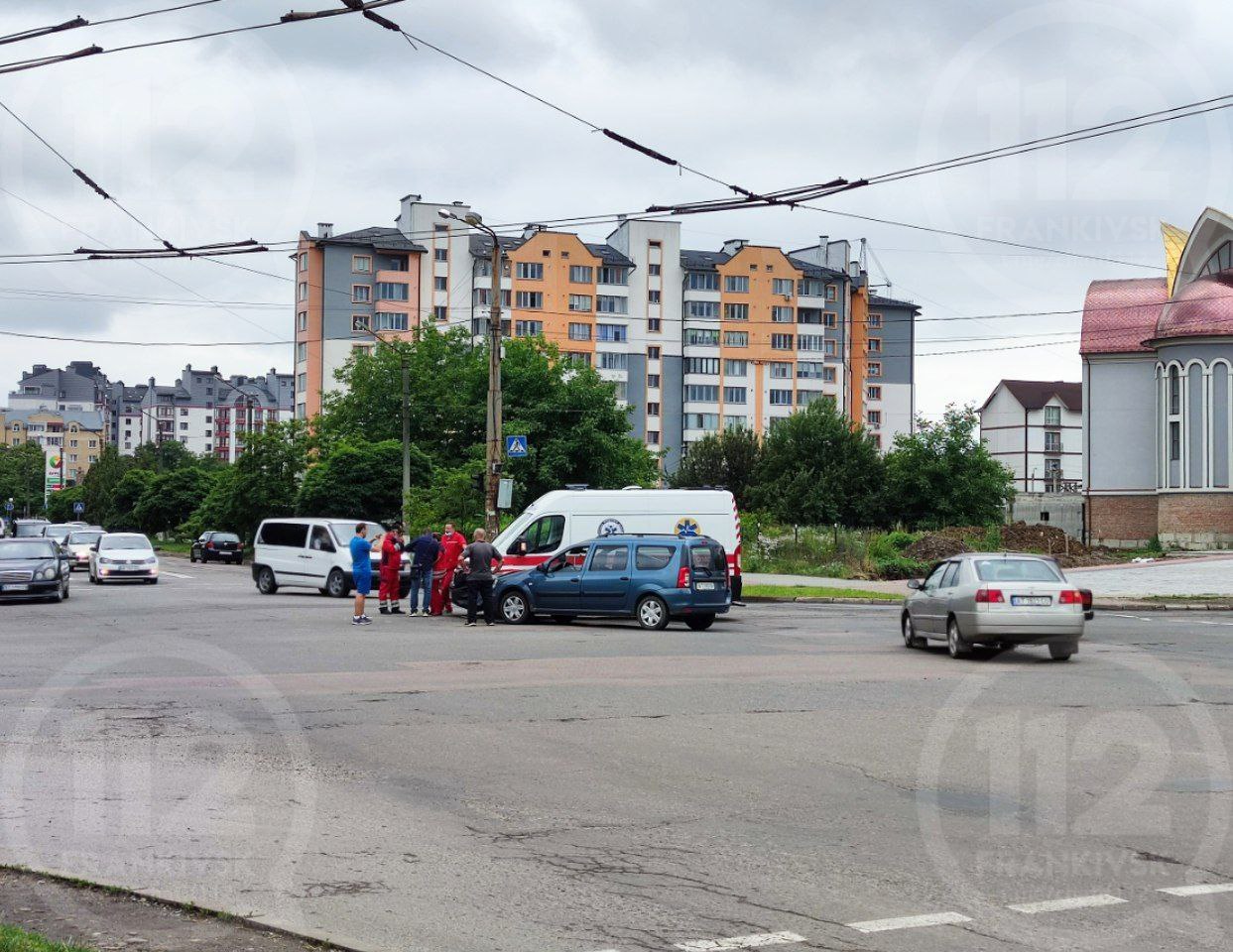 На перетині Івасюка-Надрічна водій не пропустив “швидку” – момент ДТП потрапив на відео