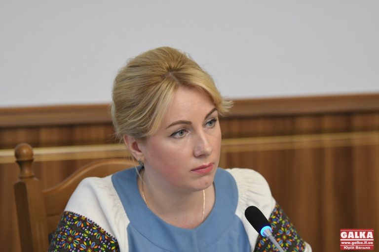 “Відкрийте добре очі й подивіться перелік”, – Світлана Онищук попросила облраду затвердити програму ремонту доріг. Депутати відмовили