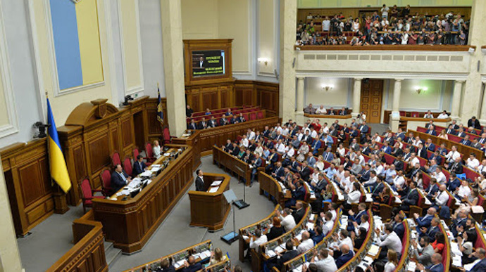 Верховна Рада ввела в Україні надзвичайний стан