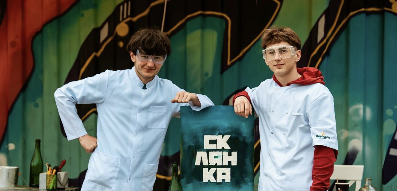 Склянки, свічки, вази: як брати з Калуша перетворюють пляшки у предмети побуту та декору (ФОТО, ВІДЕО)
