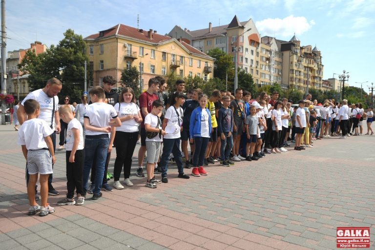 В Івано-Франківську урочисто підняли Олімпійський прапор (ФОТО)