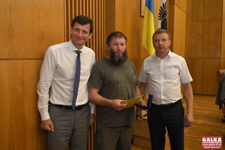 Ветеранів війни на Донбасі, видавців книг та журналістів урочисто нагородили на сесії обласної ради (ФОТО)